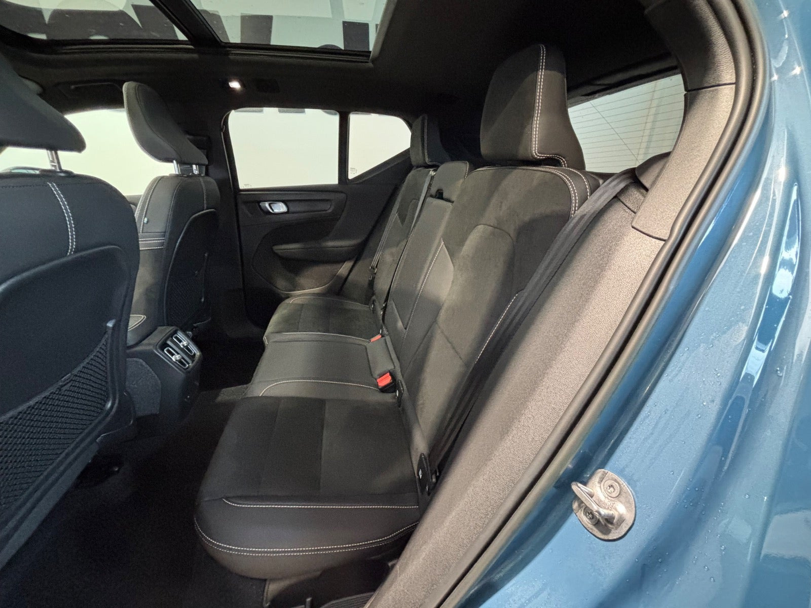 Blå Volvo XC40 fra 2023