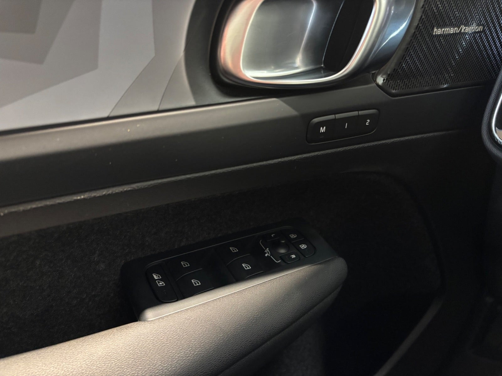 Blå Volvo XC40 fra 2023