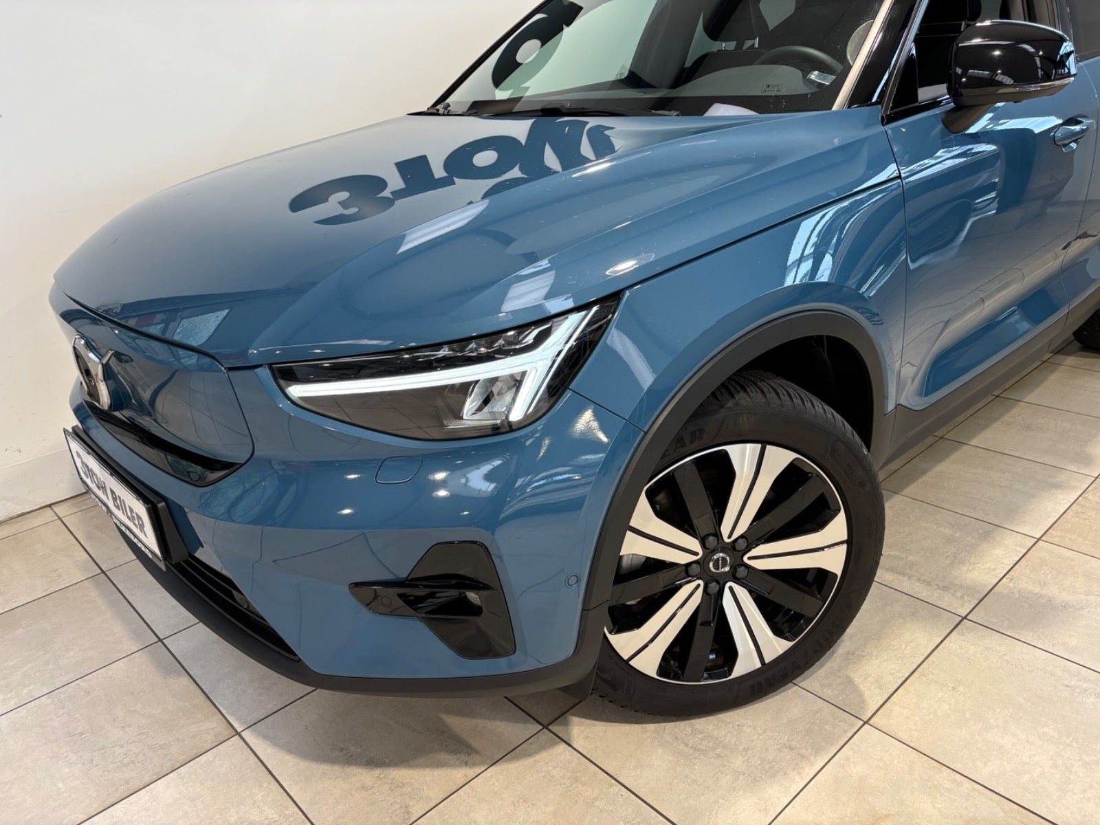 Blå Volvo XC40 fra 2023