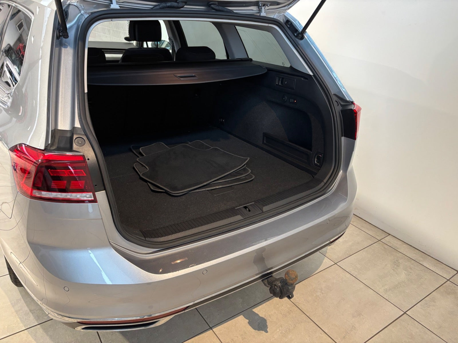 Sølv VW Passat fra 2023