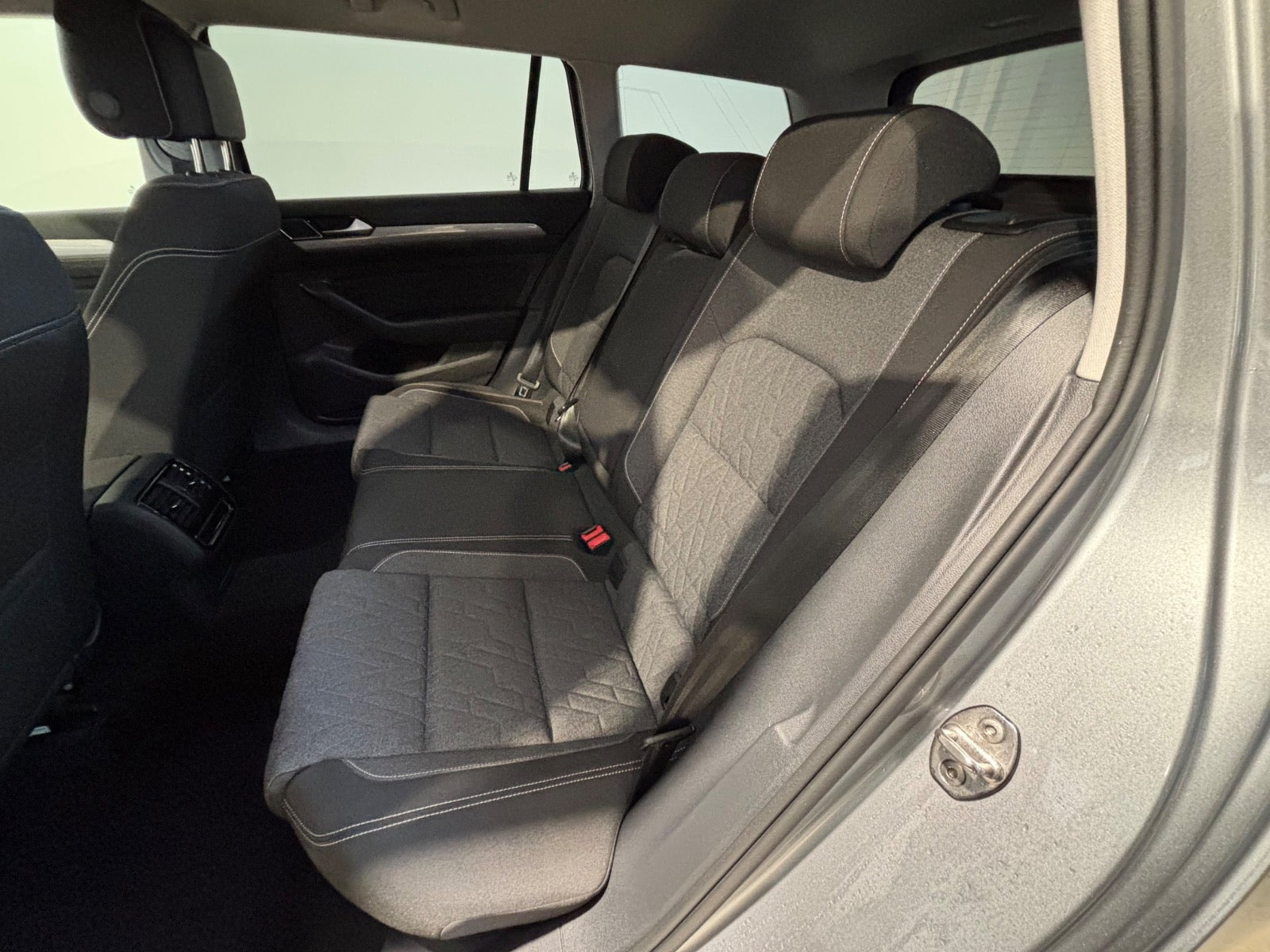 Sølv VW Passat fra 2023
