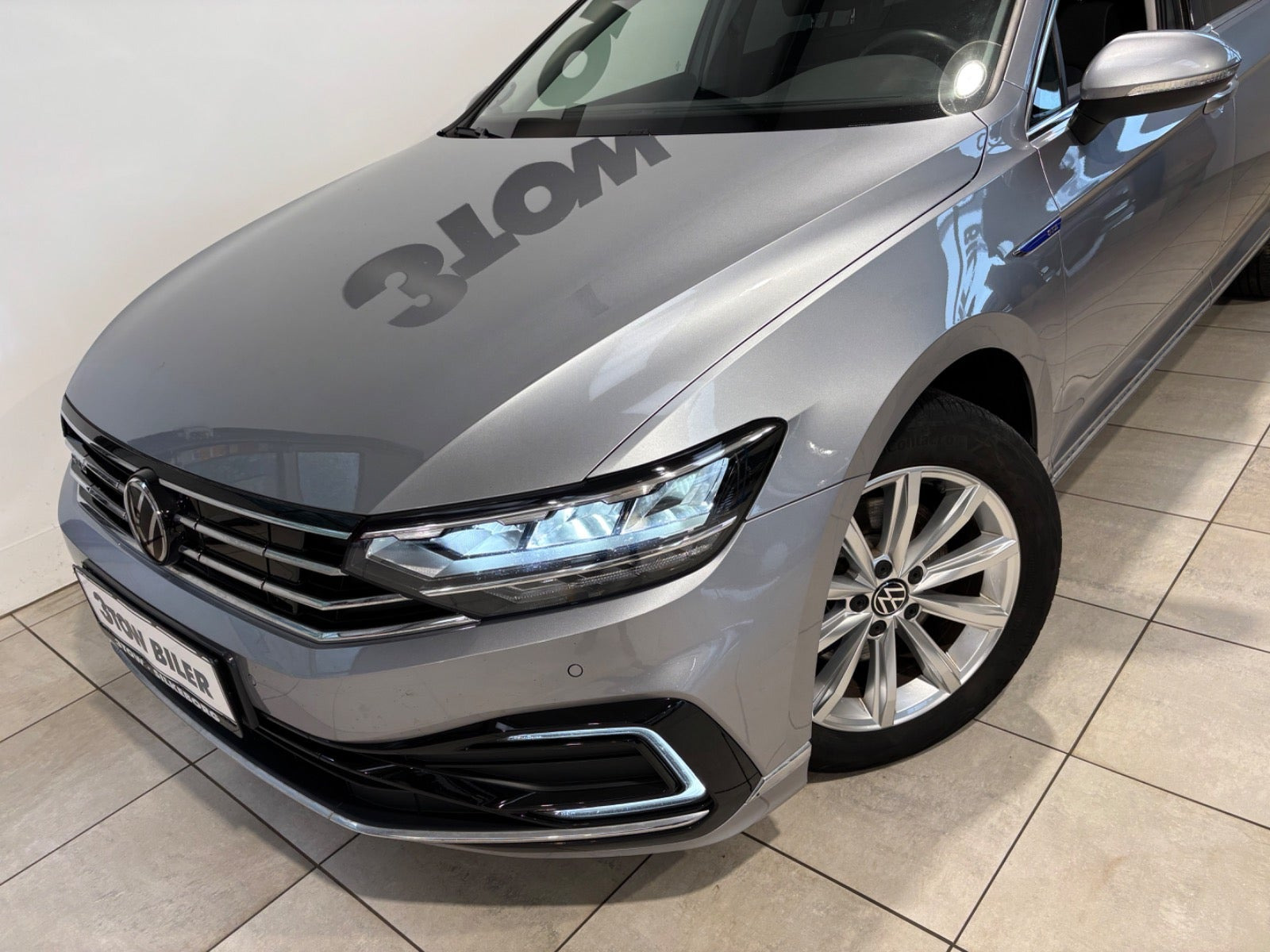 Sølv VW Passat fra 2023