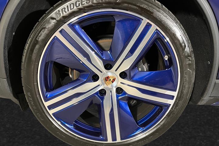 Blå Porsche Macan 4 fra 2025
