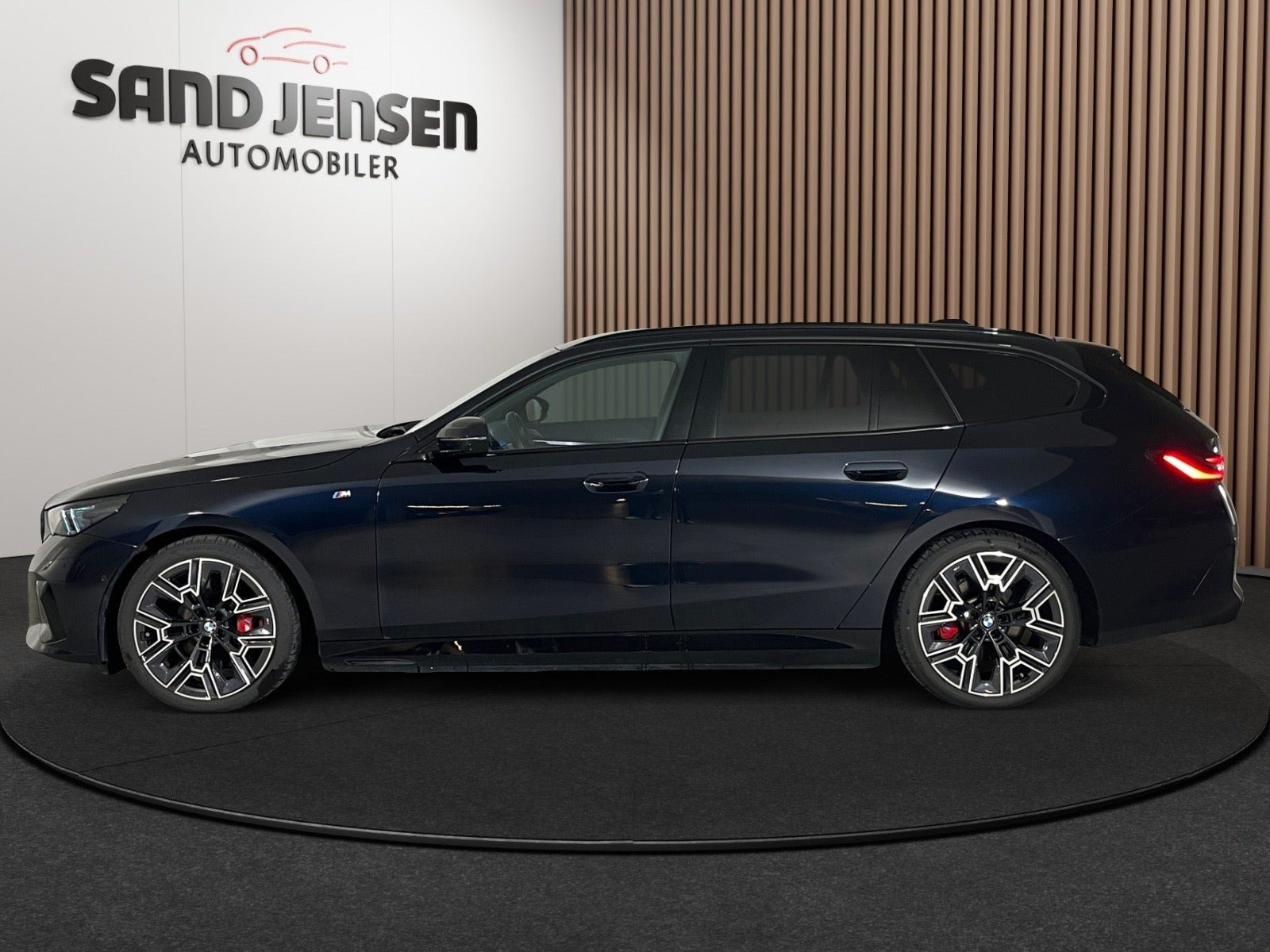 Sort BMW i5 fra 2025