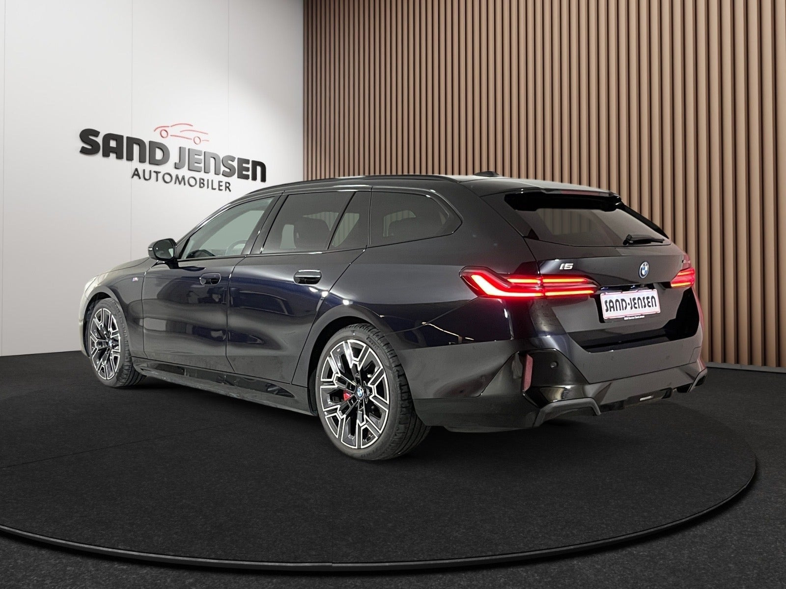 Sort BMW i5 fra 2025