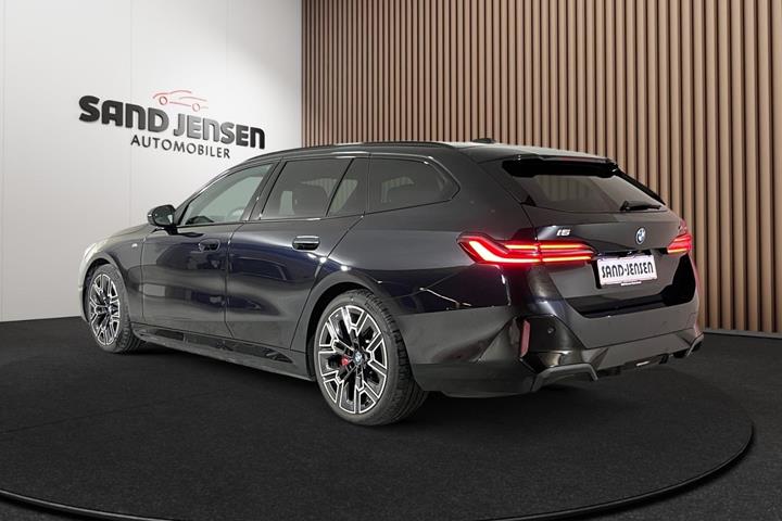 Sort BMW i5 fra 2025
