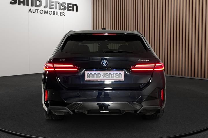 Sort BMW i5 fra 2025
