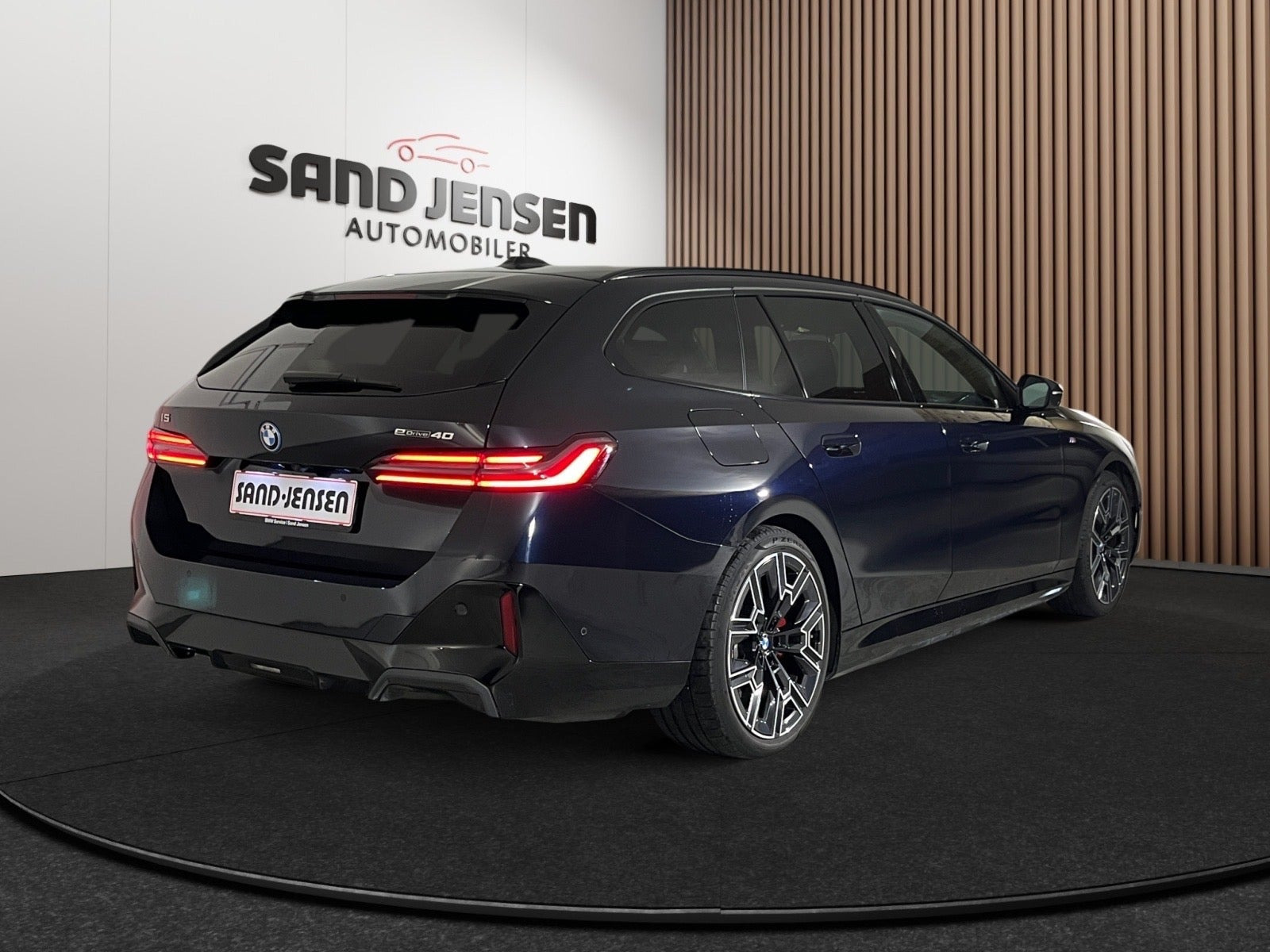 Sort BMW i5 fra 2025