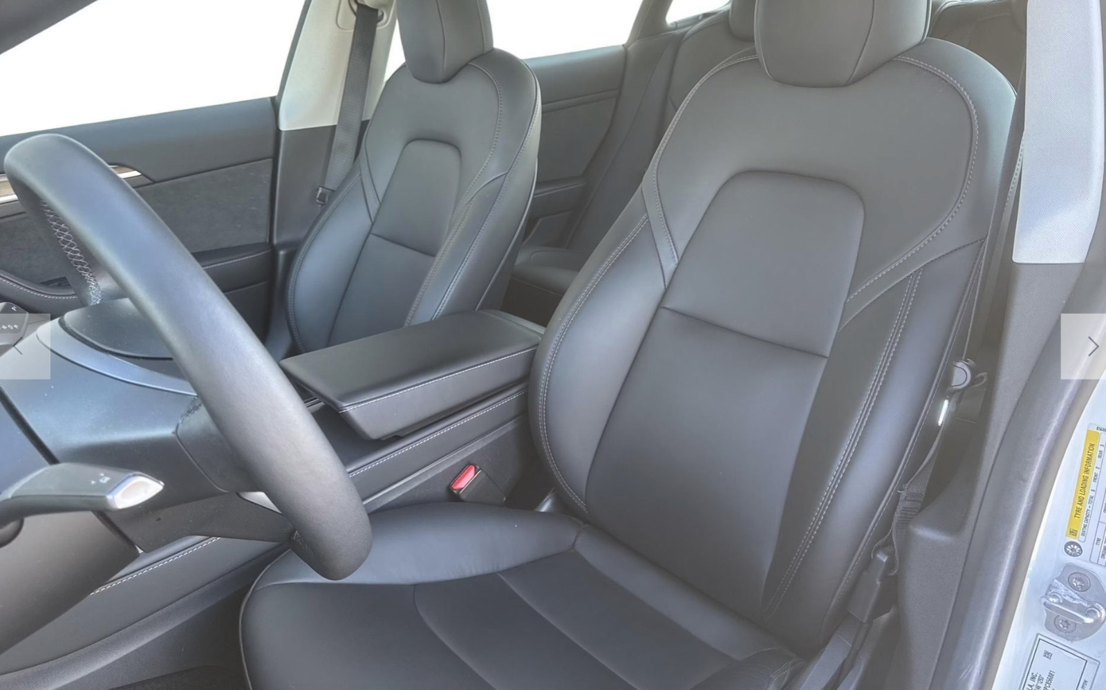 Hvid Tesla Model 3 fra 2023