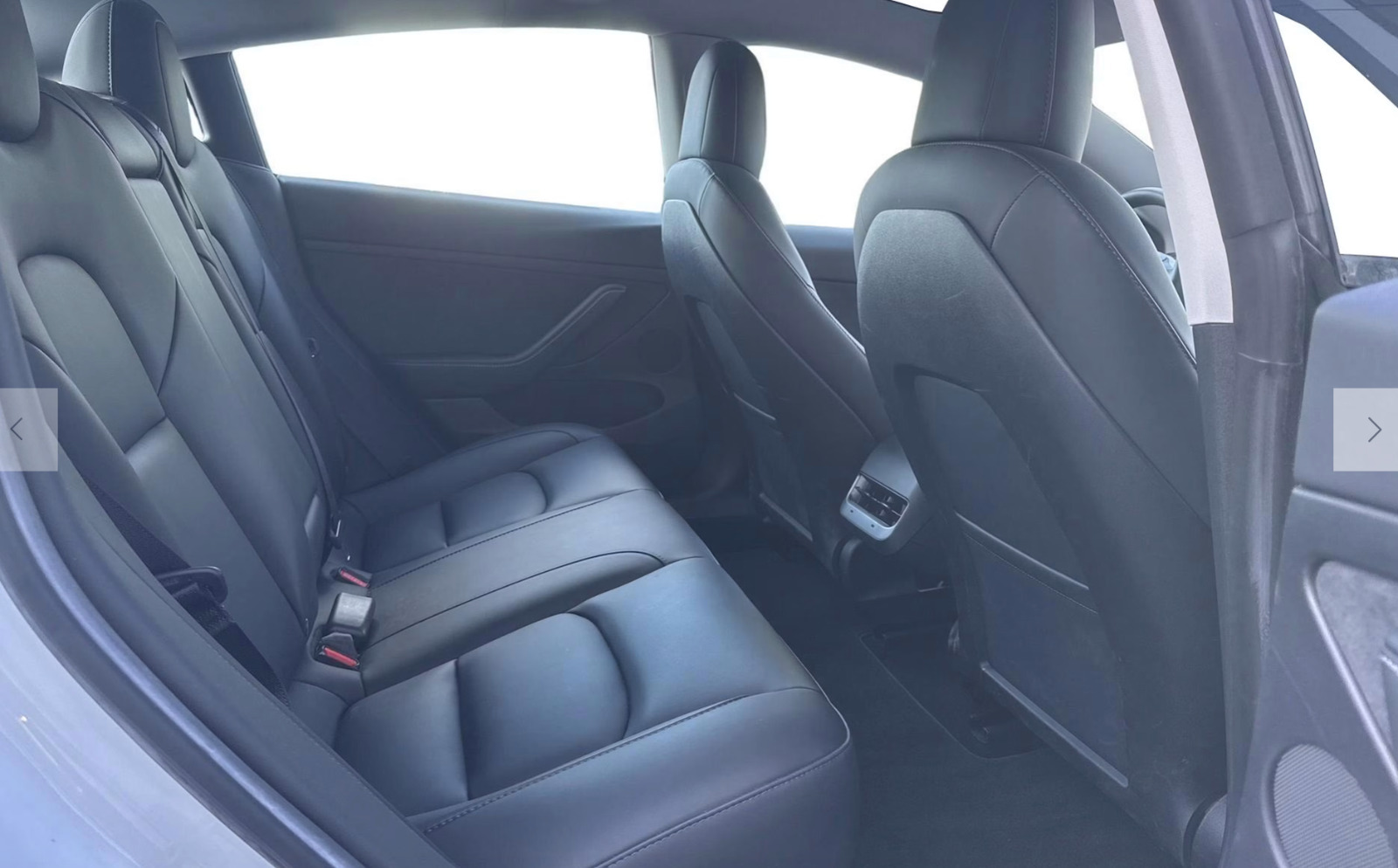Hvid Tesla Model 3 fra 2023