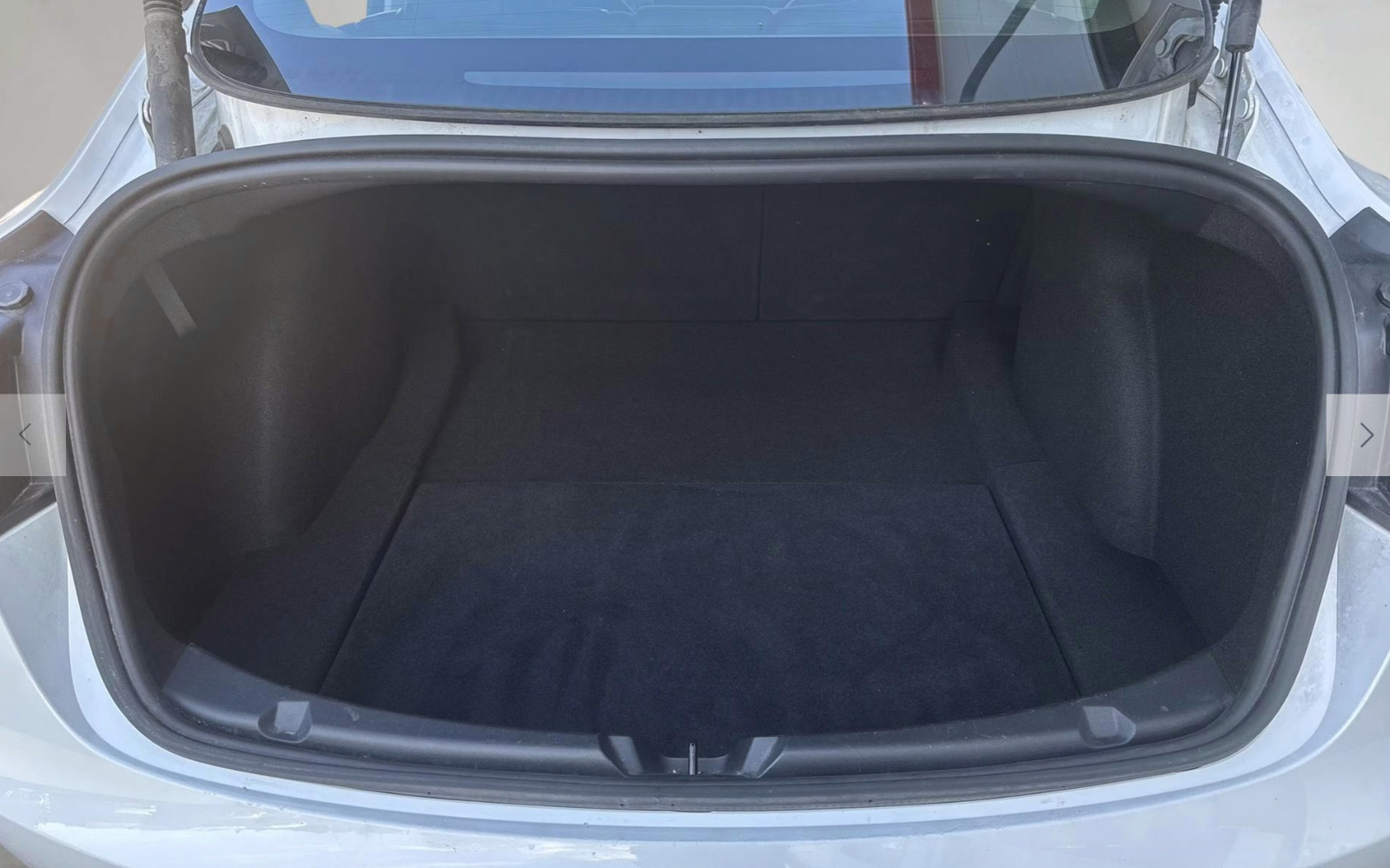 Hvid Tesla Model 3 fra 2023