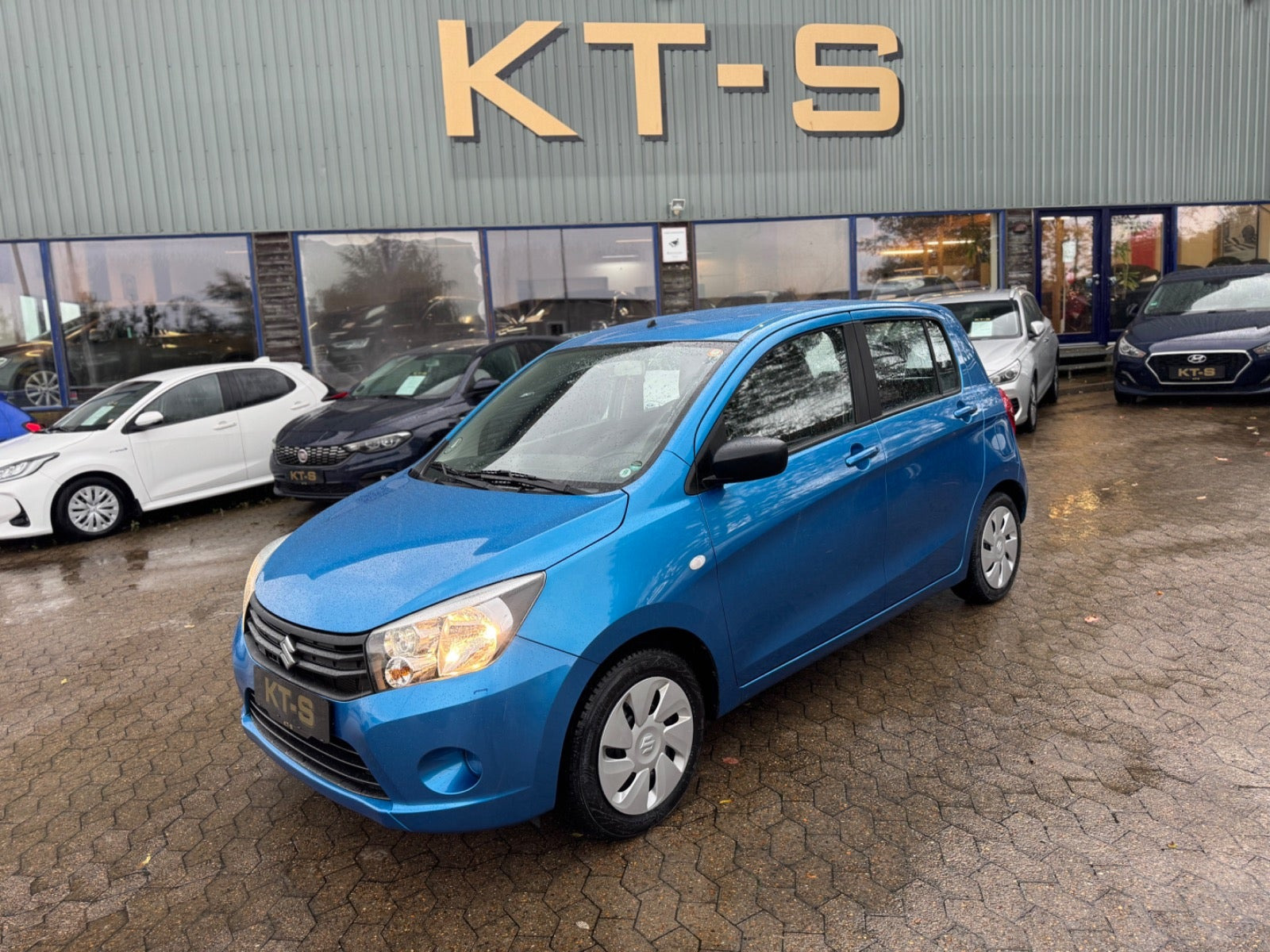 Blå Suzuki Celerio fra 2015 set udefra