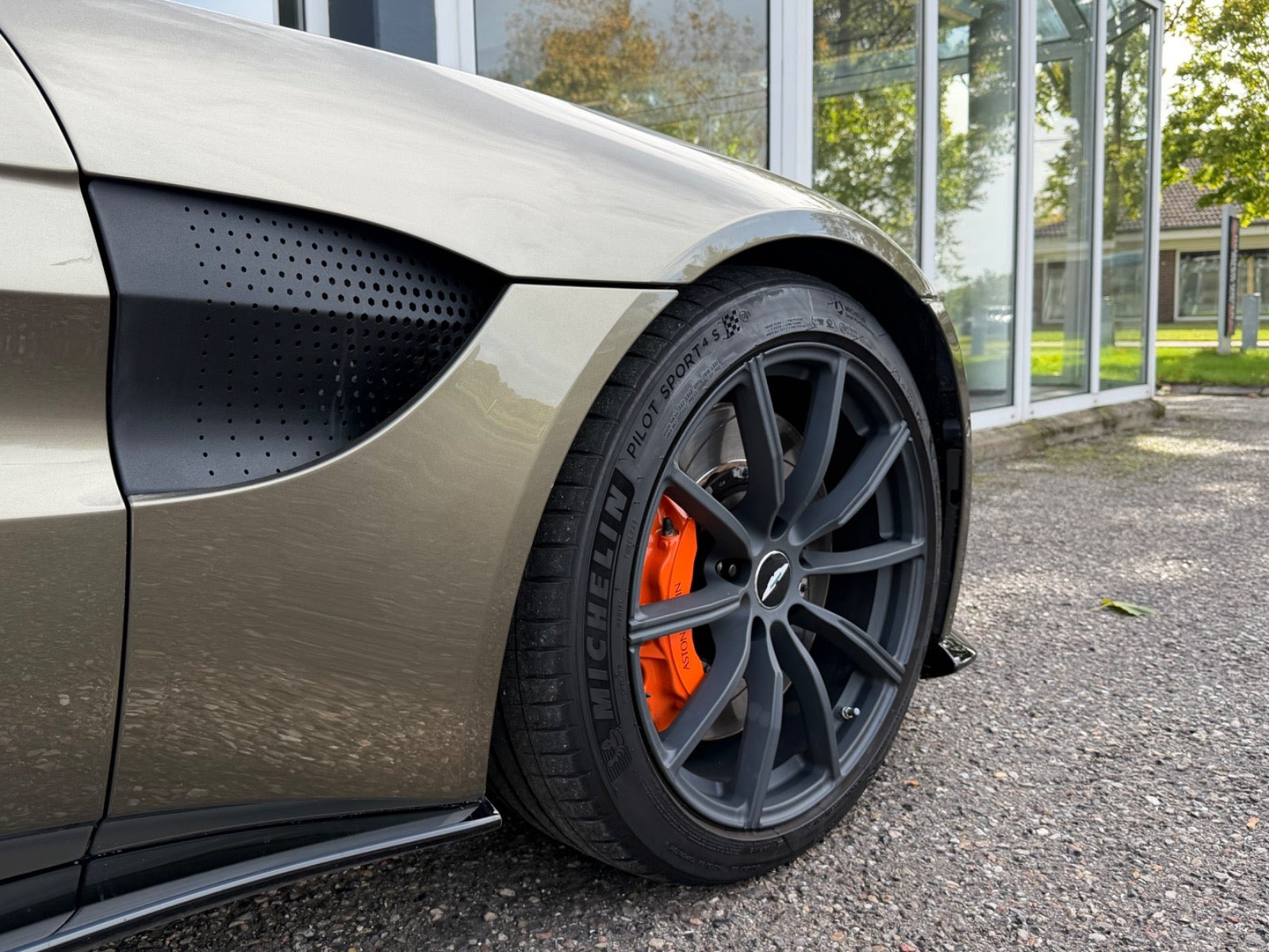 Grå Aston Martin Vantage fra 2018