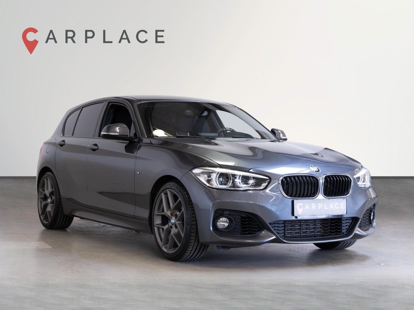 Grå BMW 118i fra 2019