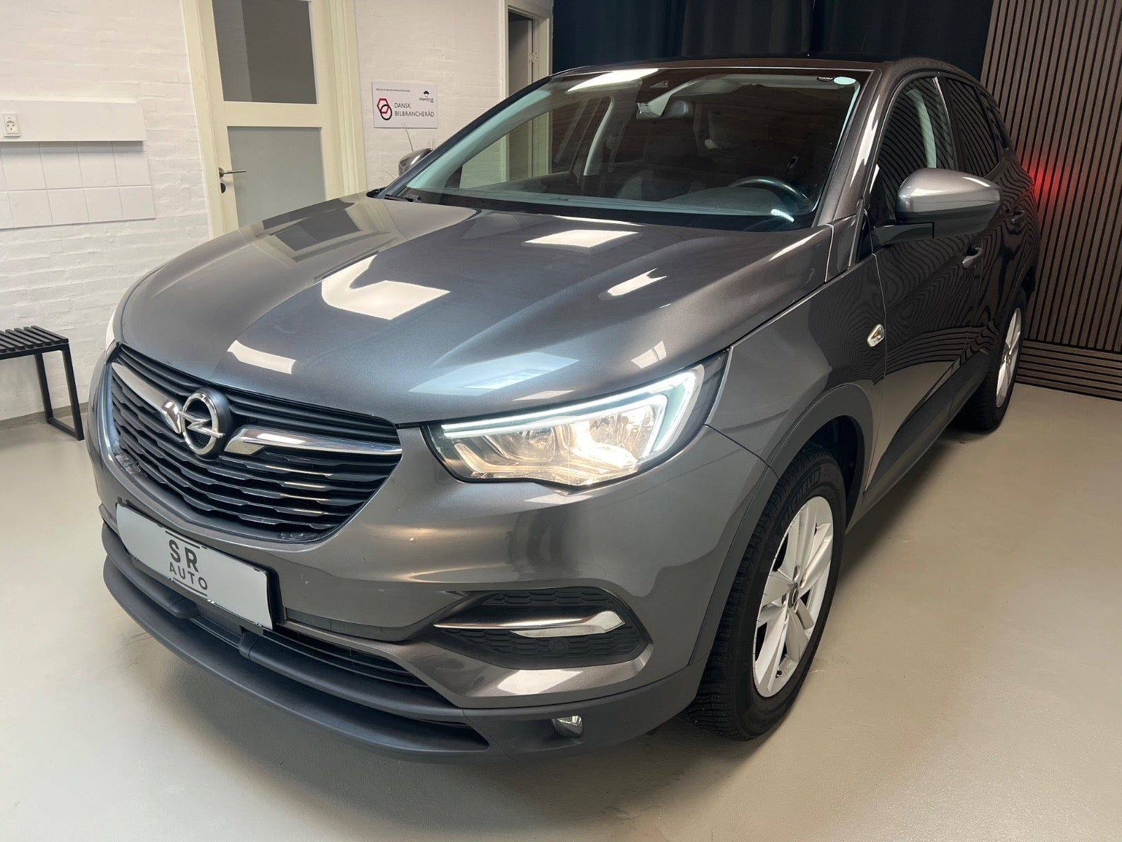 Grå Opel Grandland X fra 2019