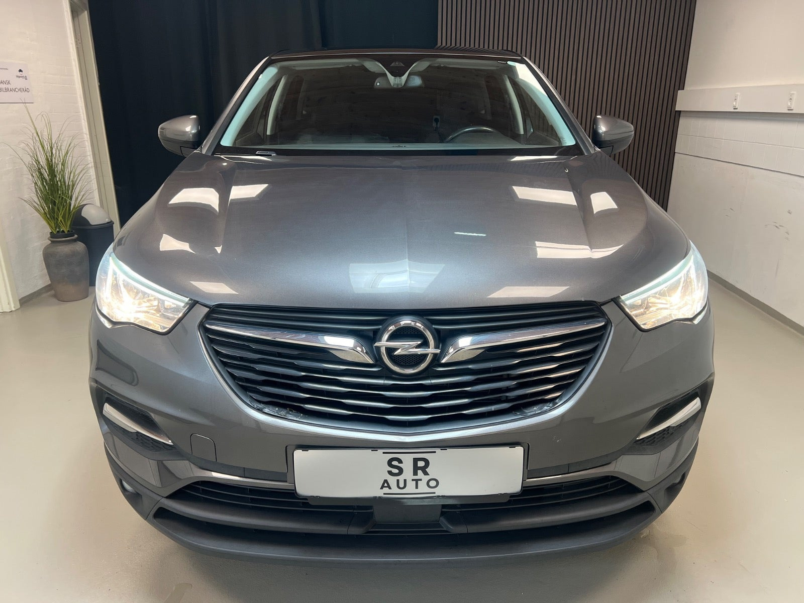 Grå Opel Grandland X fra 2019