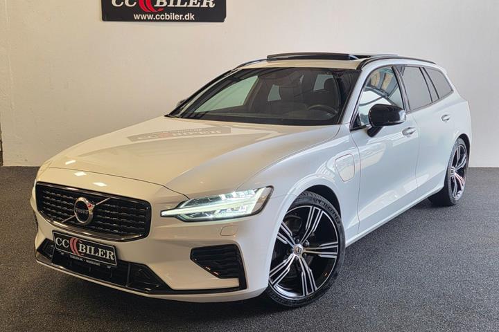Hvid Volvo V60 fra 2022 set udefra