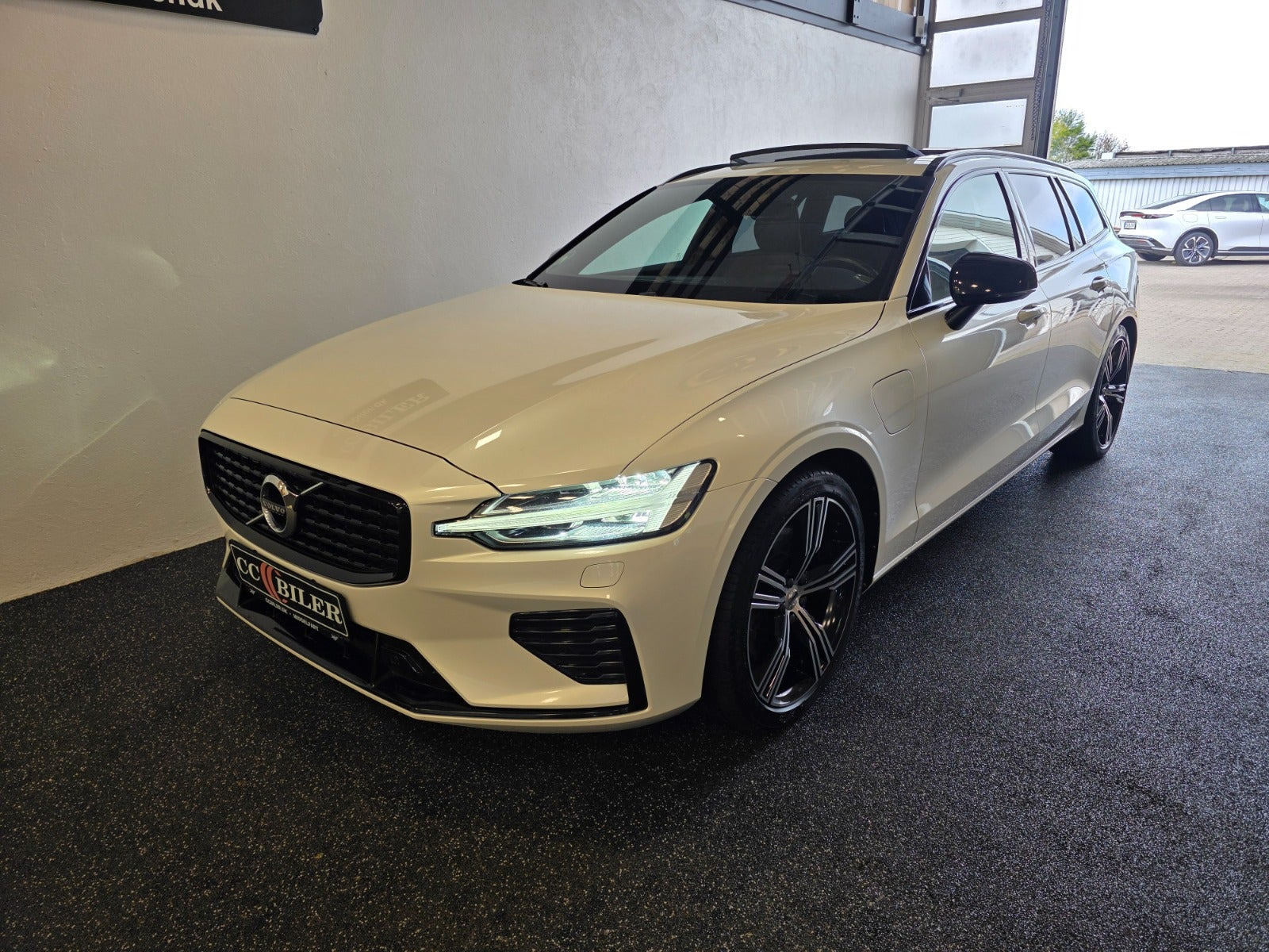 Hvid Volvo V60 fra 2022