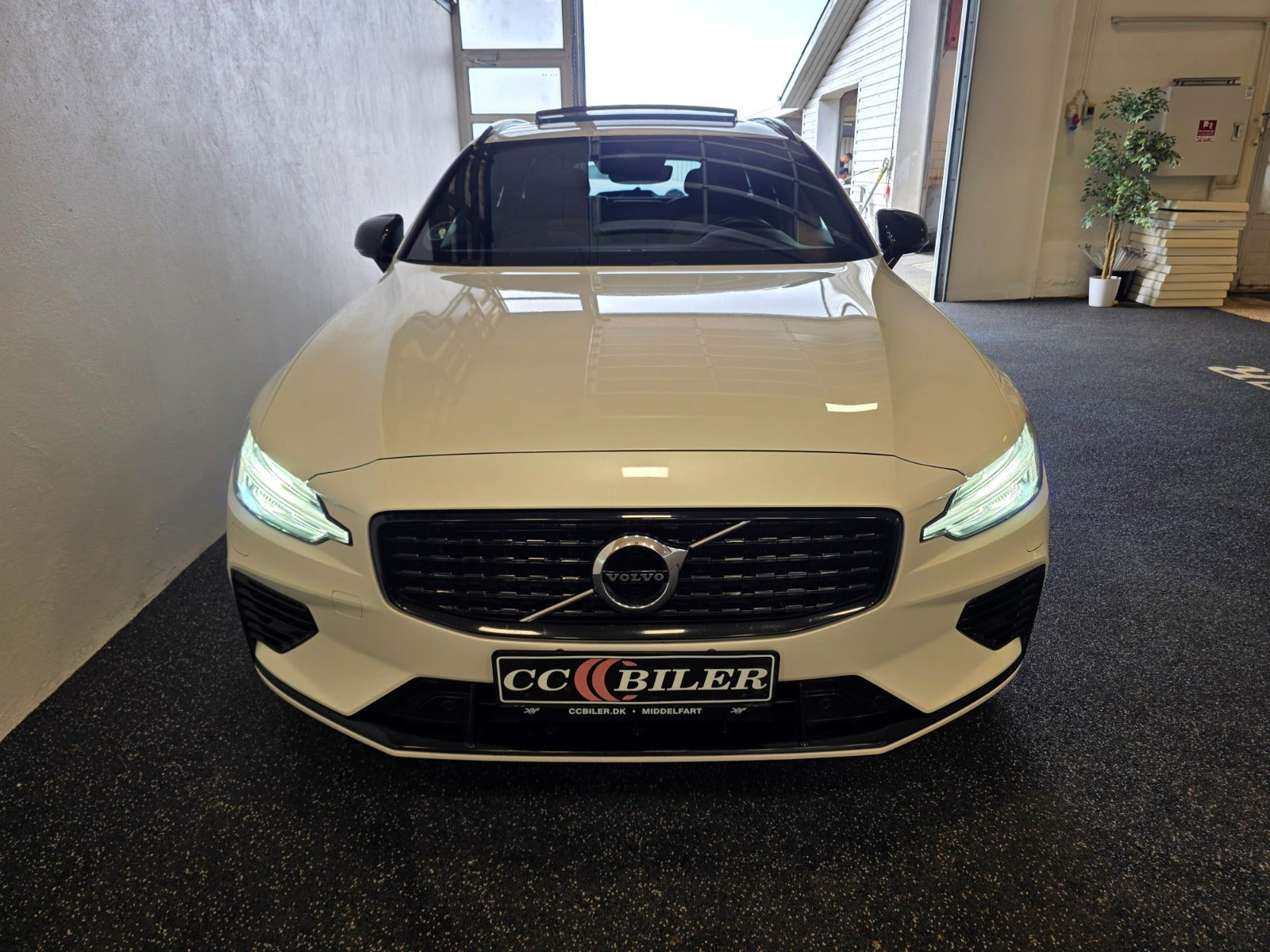 Hvid Volvo V60 fra 2022