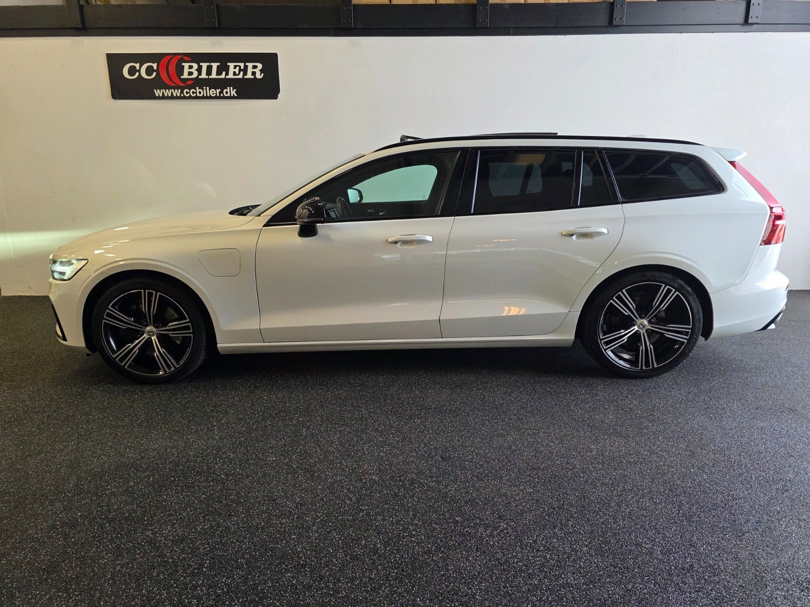 Hvid Volvo V60 fra 2022