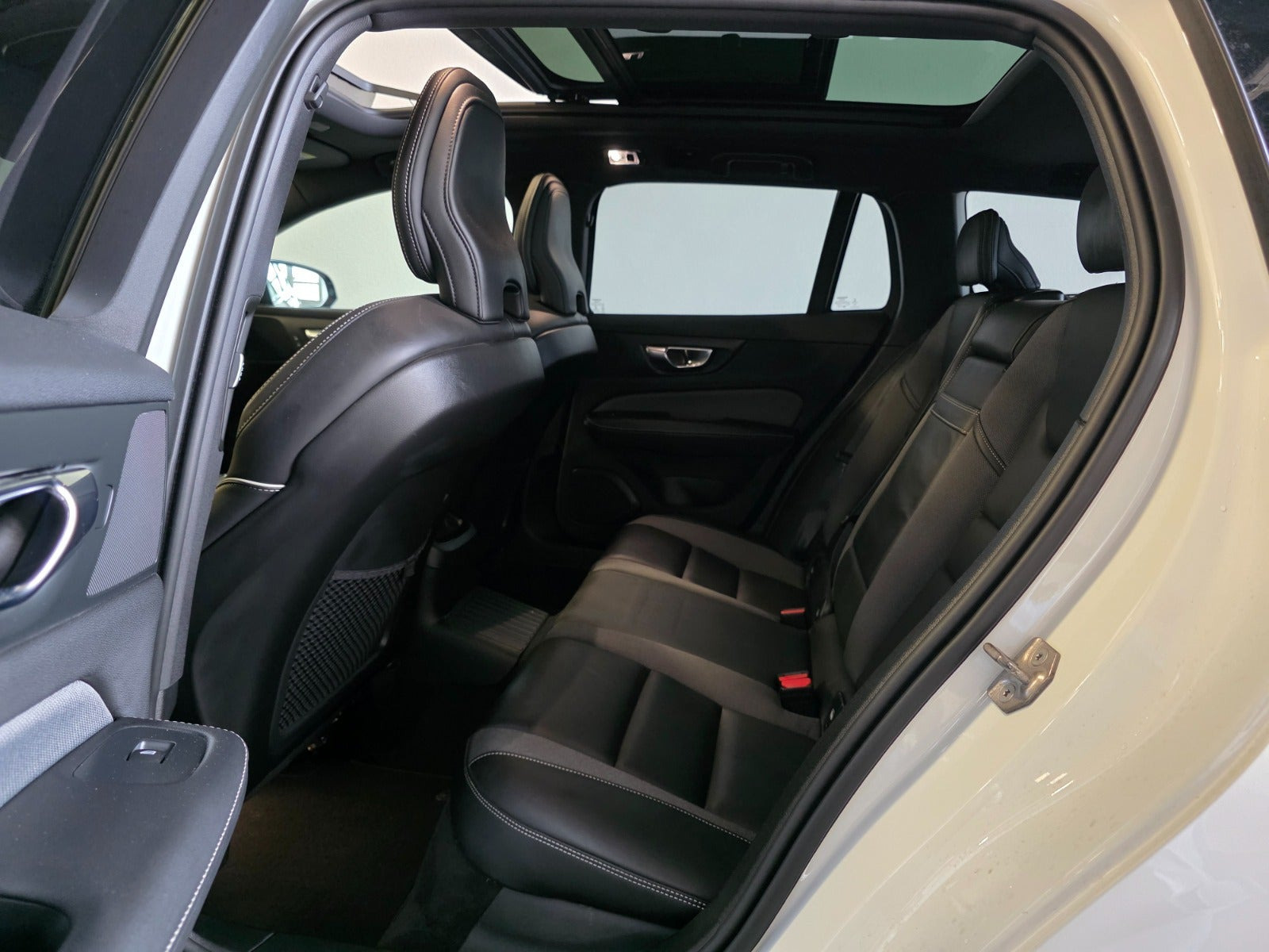 Hvid Volvo V60 fra 2022