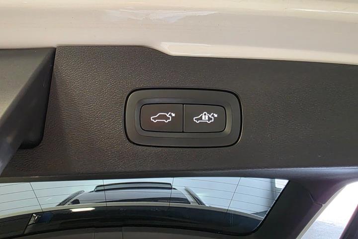 Hvid Volvo V60 fra 2022