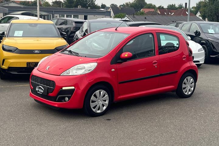Rød Peugeot 107 fra 2013