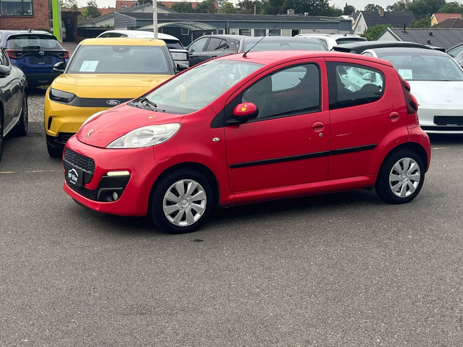 Rød Peugeot 107 fra 2013