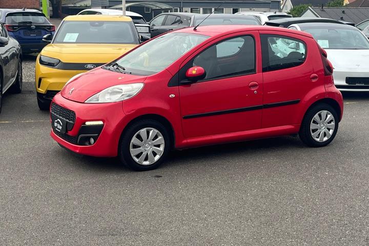 Rød Peugeot 107 fra 2013