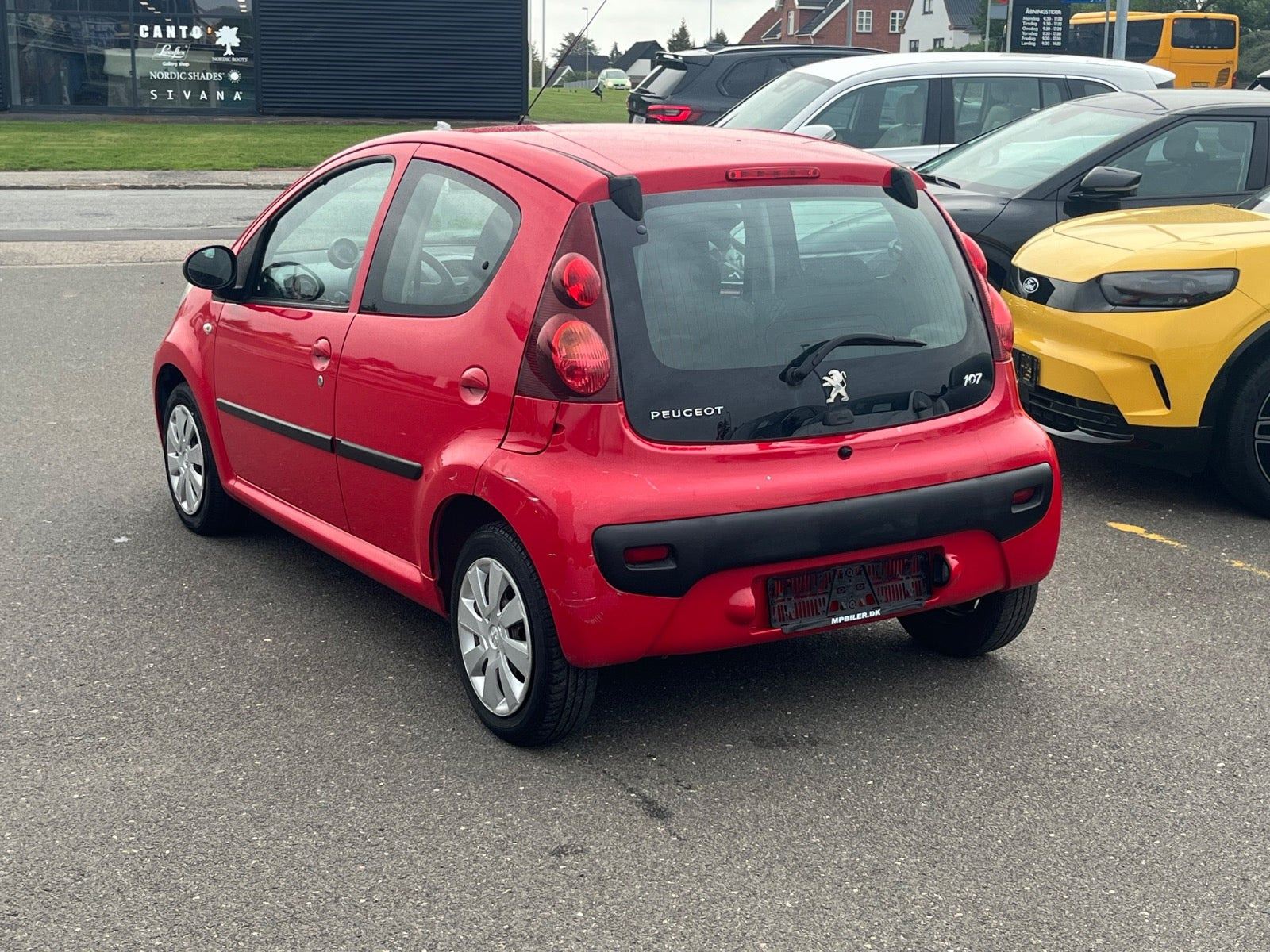 Rød Peugeot 107 fra 2013