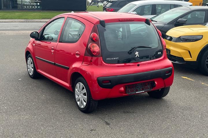 Rød Peugeot 107 fra 2013