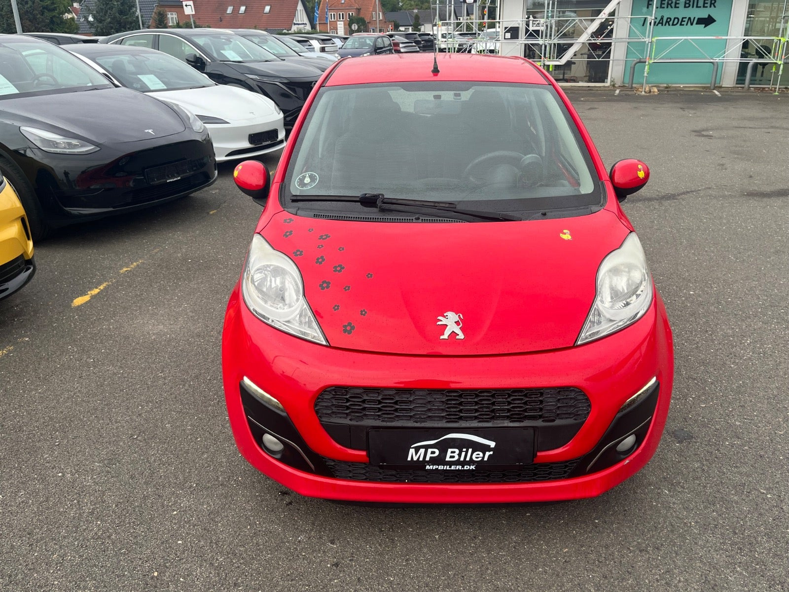 Rød Peugeot 107 fra 2013