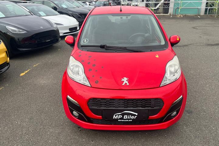 Rød Peugeot 107 fra 2013