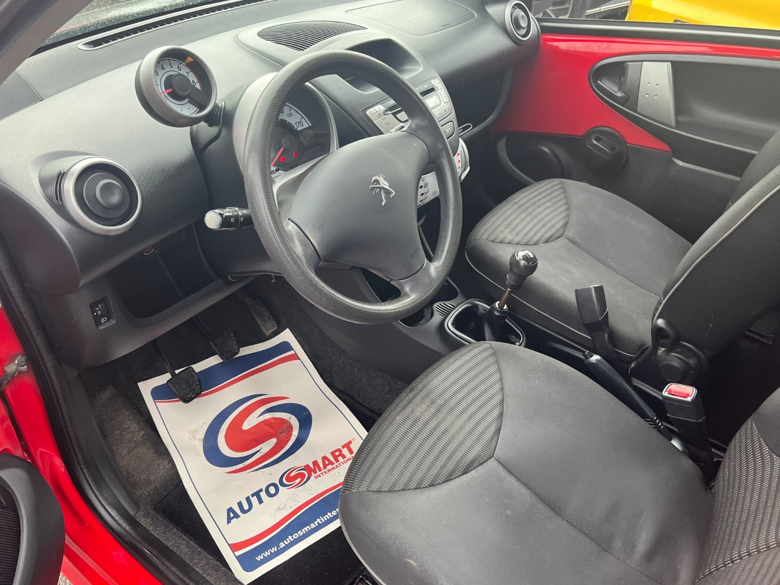 Rød Peugeot 107 fra 2013