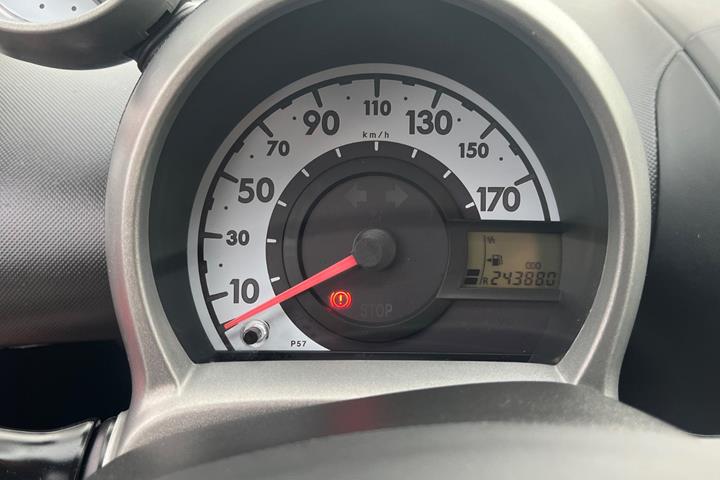 Rød Peugeot 107 fra 2013