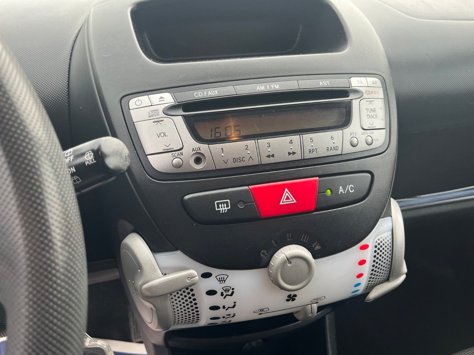 Rød Peugeot 107 fra 2013