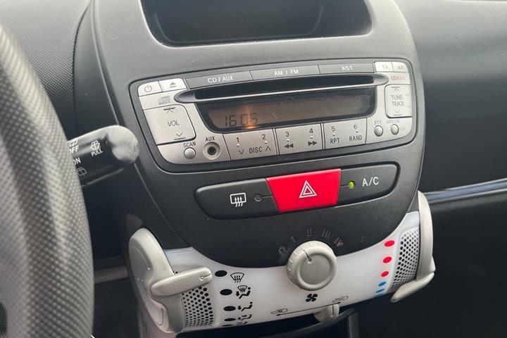 Rød Peugeot 107 fra 2013