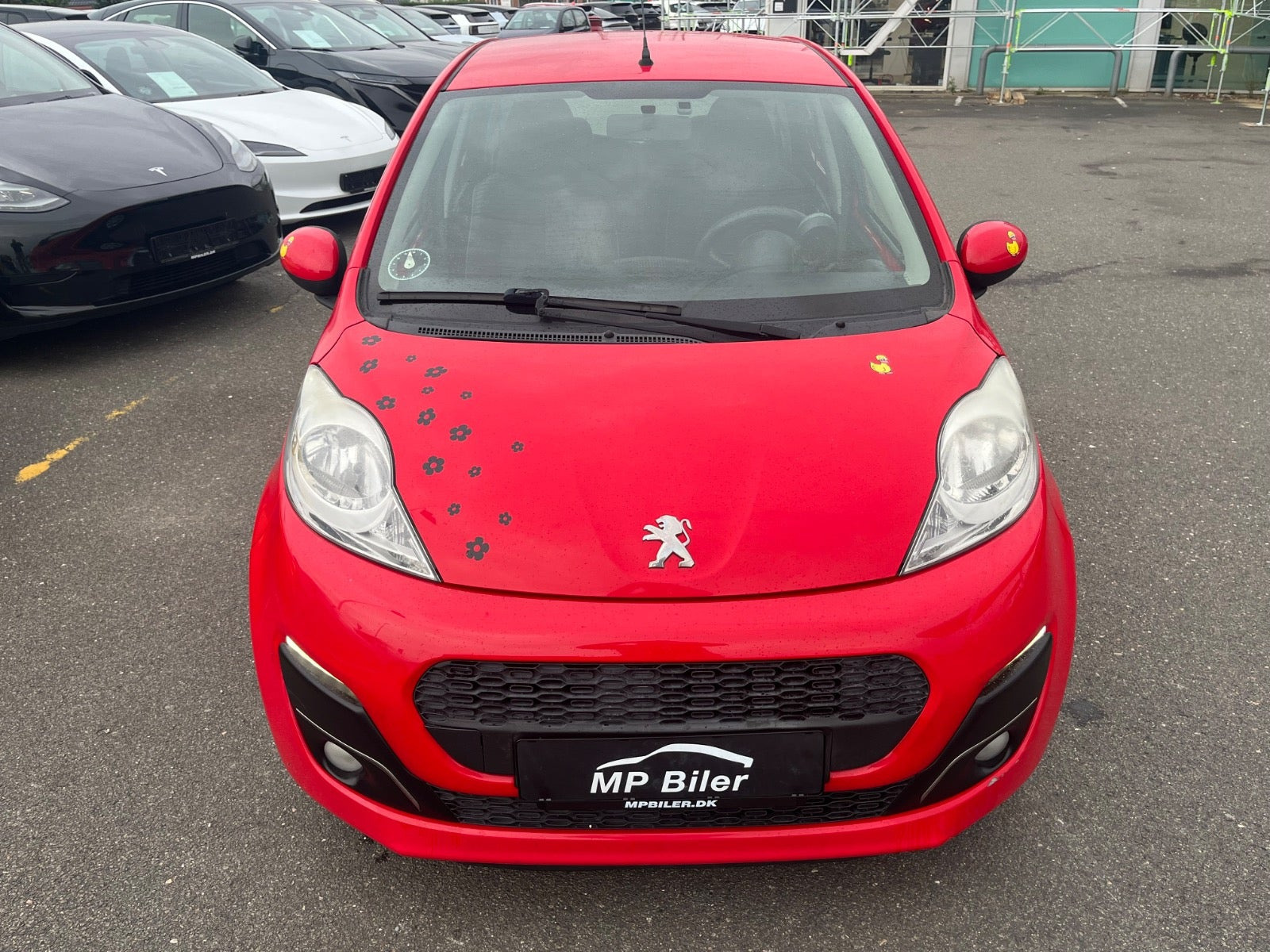 Rød Peugeot 107 fra 2013