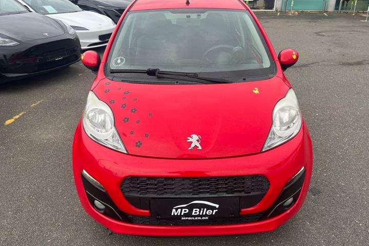 Rød Peugeot 107 fra 2013