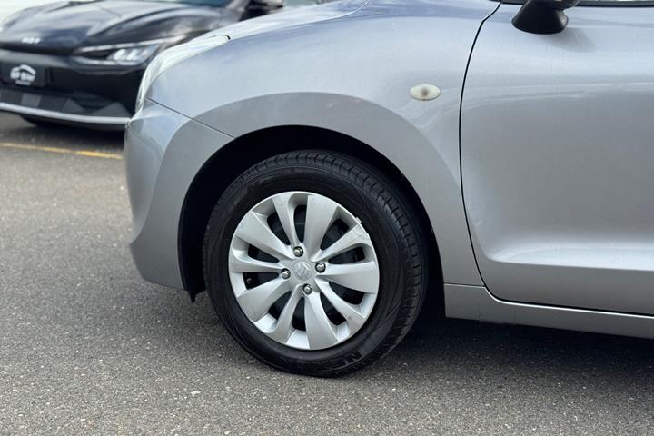 Grå Suzuki Baleno fra 2017