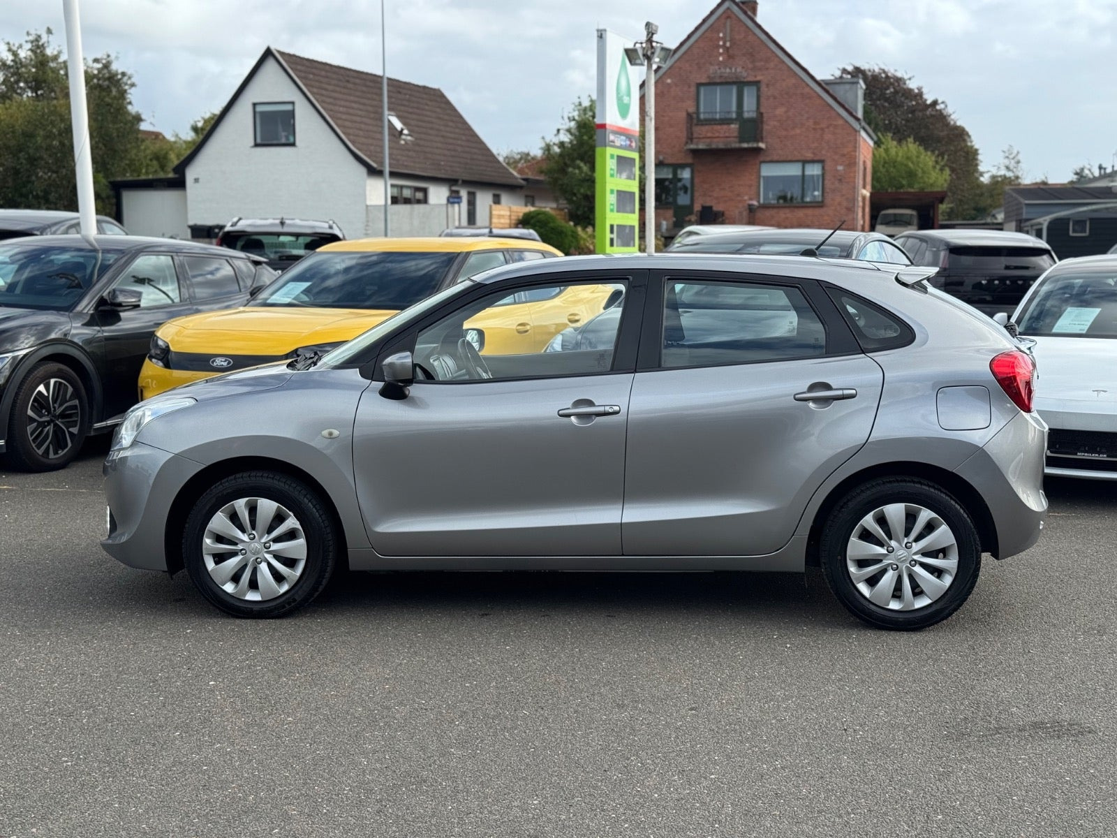 Grå Suzuki Baleno fra 2017