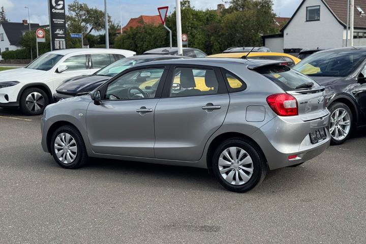 Grå Suzuki Baleno fra 2017
