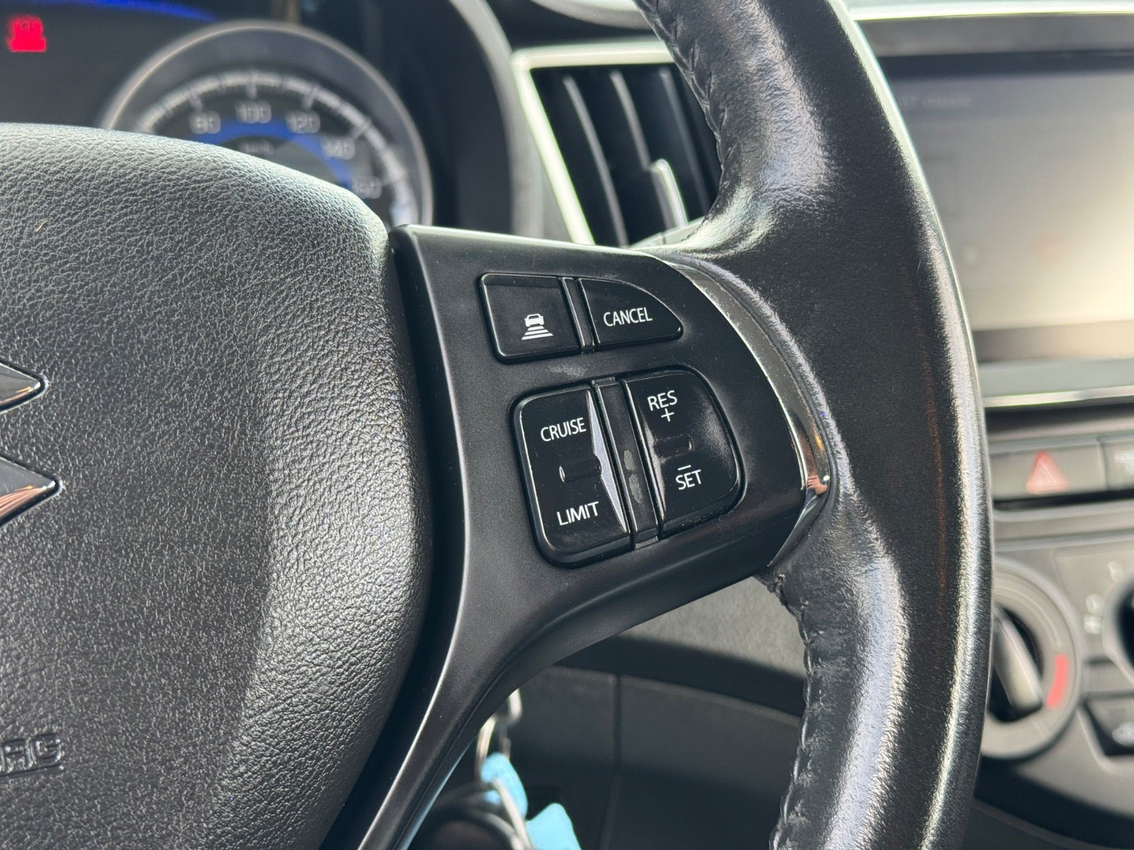 Grå Suzuki Baleno fra 2017