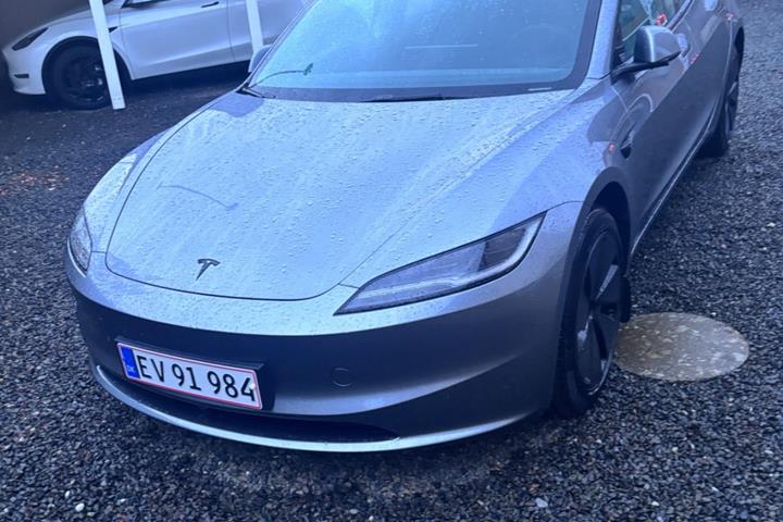 Grå Tesla Model 3 fra 2026