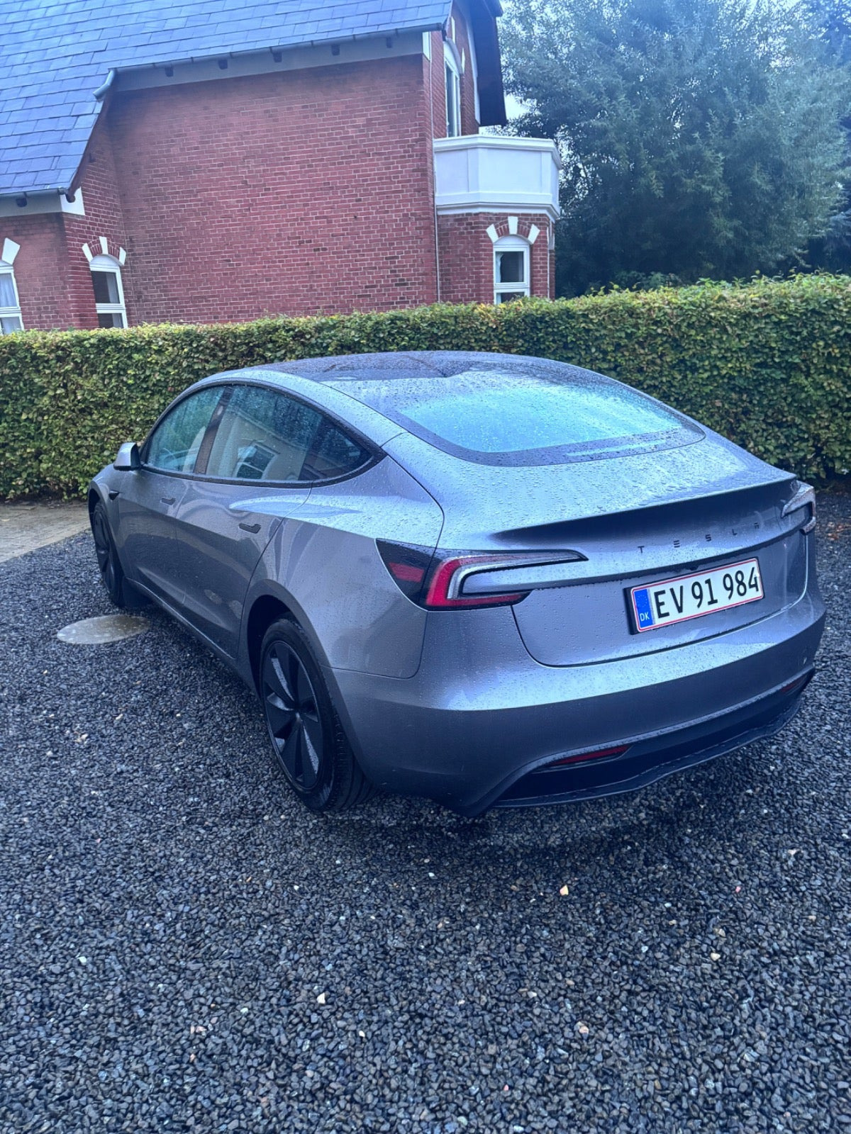 Grå Tesla Model 3 fra 2026