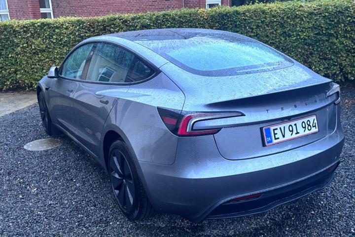 Grå Tesla Model 3 fra 2026