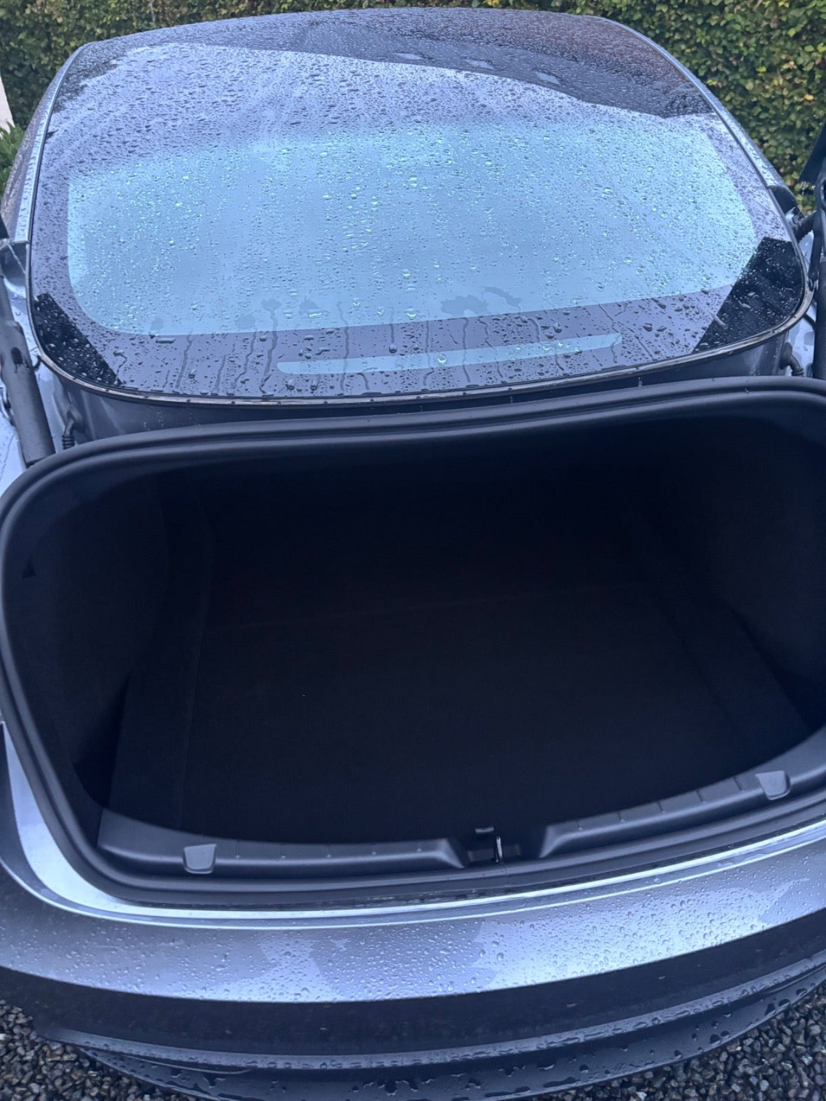 Grå Tesla Model 3 fra 2026