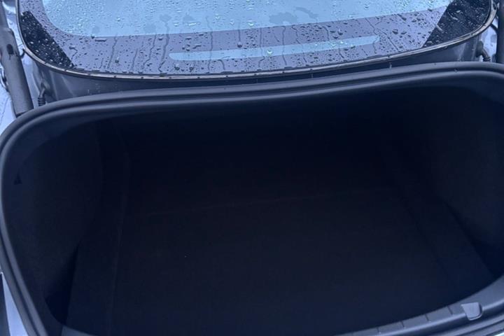 Grå Tesla Model 3 fra 2026