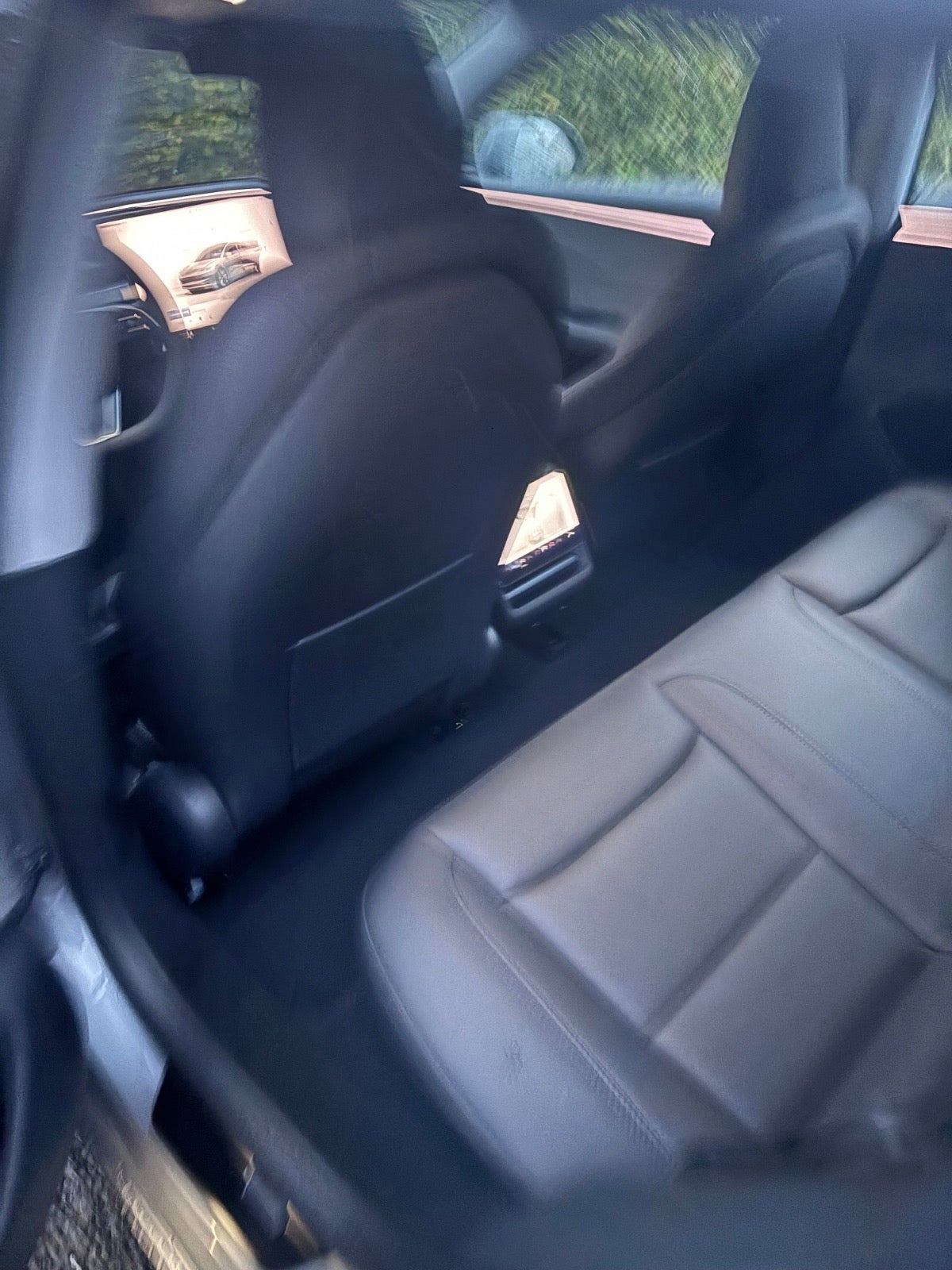 Grå Tesla Model 3 fra 2026