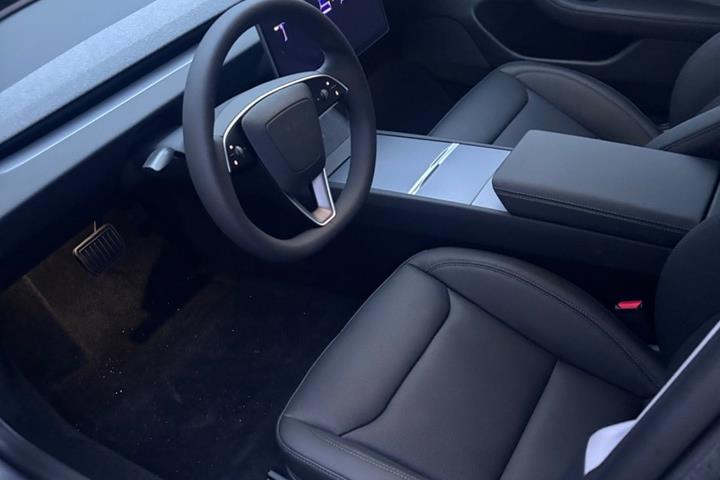 Grå Tesla Model 3 fra 2026